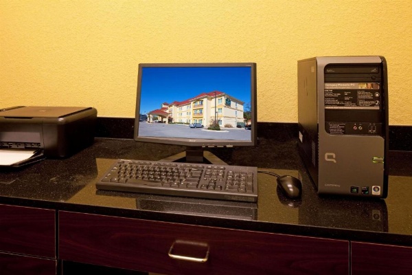 La Quinta Inn & Suites by Wyndham Mobile - Tillman's Corner image 11