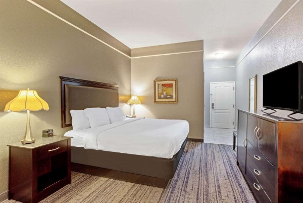 La Quinta Inn & Suites by Wyndham Mobile - Tillman's Corner image 16