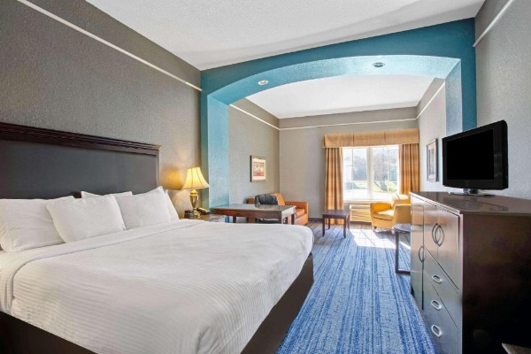 La Quinta Inn & Suites by Wyndham Mobile - Tillman's Corner image 17