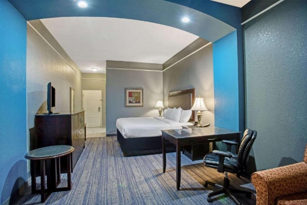 La Quinta Inn & Suites by Wyndham Mobile - Tillman's Corner image 18