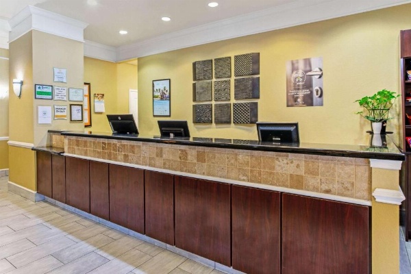 La Quinta Inn & Suites by Wyndham Mobile - Tillman's Corner image 26
