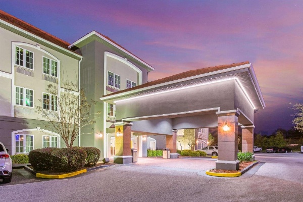 La Quinta Inn & Suites by Wyndham Mobile - Tillman's Corner image 3