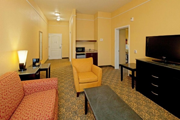 La Quinta Inn & Suites by Wyndham Mobile - Tillman's Corner image 9